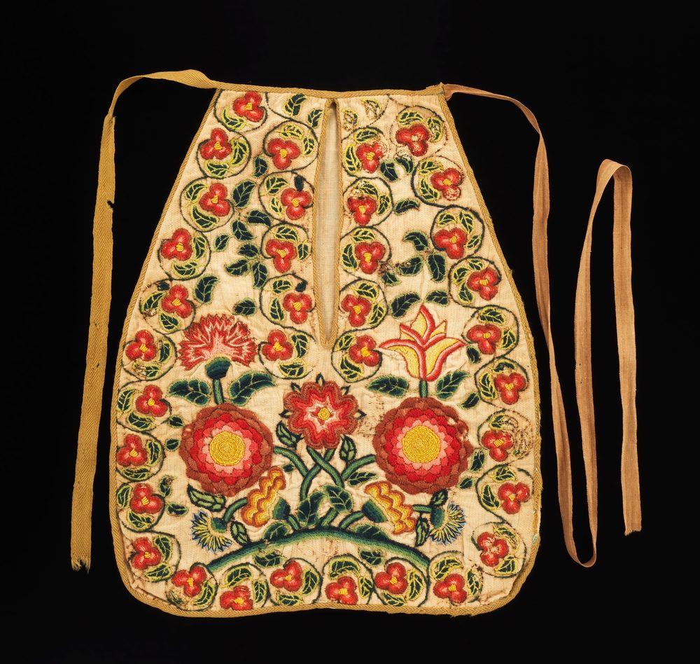 Embroidered tie-on pocket with floral motifs and its waist ties.