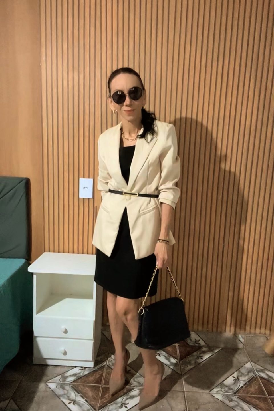 Pra hoje:  um vestido preto básico e um blazer amarelo manteiga… um look atemporal. ig:@_joelma_biomed
