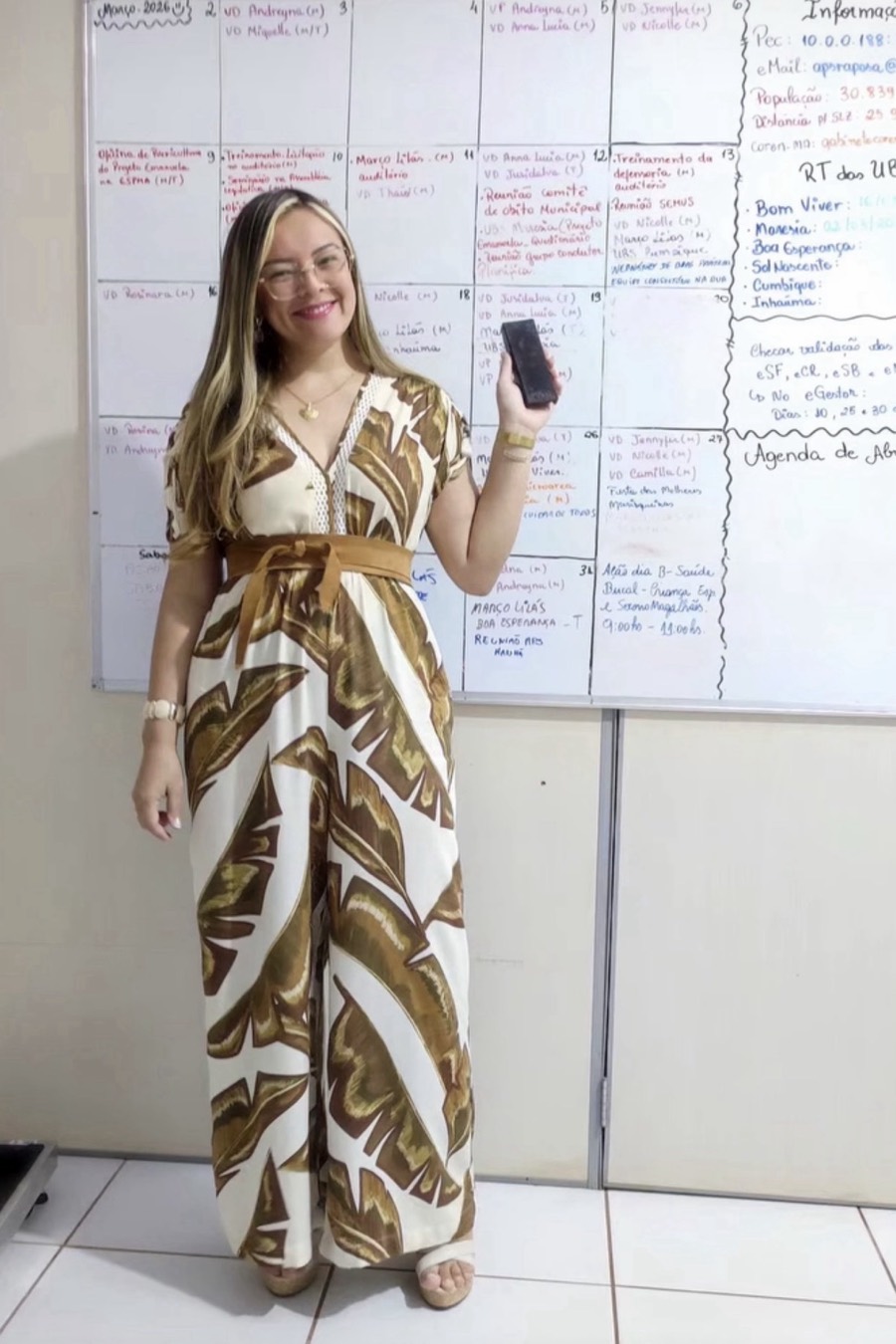 Folhagens em tons terrosos e cintura marcada pelo cinto caramelo. Agenda cheia, mas o look é leve! 🤎🌿 ig:@glauciaroocha