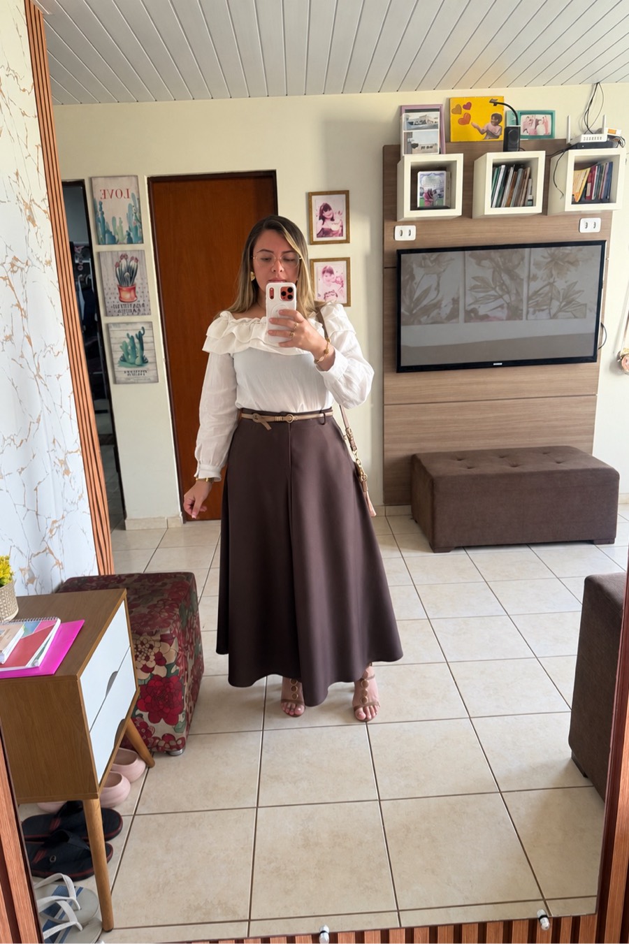 Elegância nos detalhes: blusa romântica, saia longa e tons neutros para um look clássico e sofisticado. 🤎✨ ig:@glauciaroocha tt:@glauciaroocha__